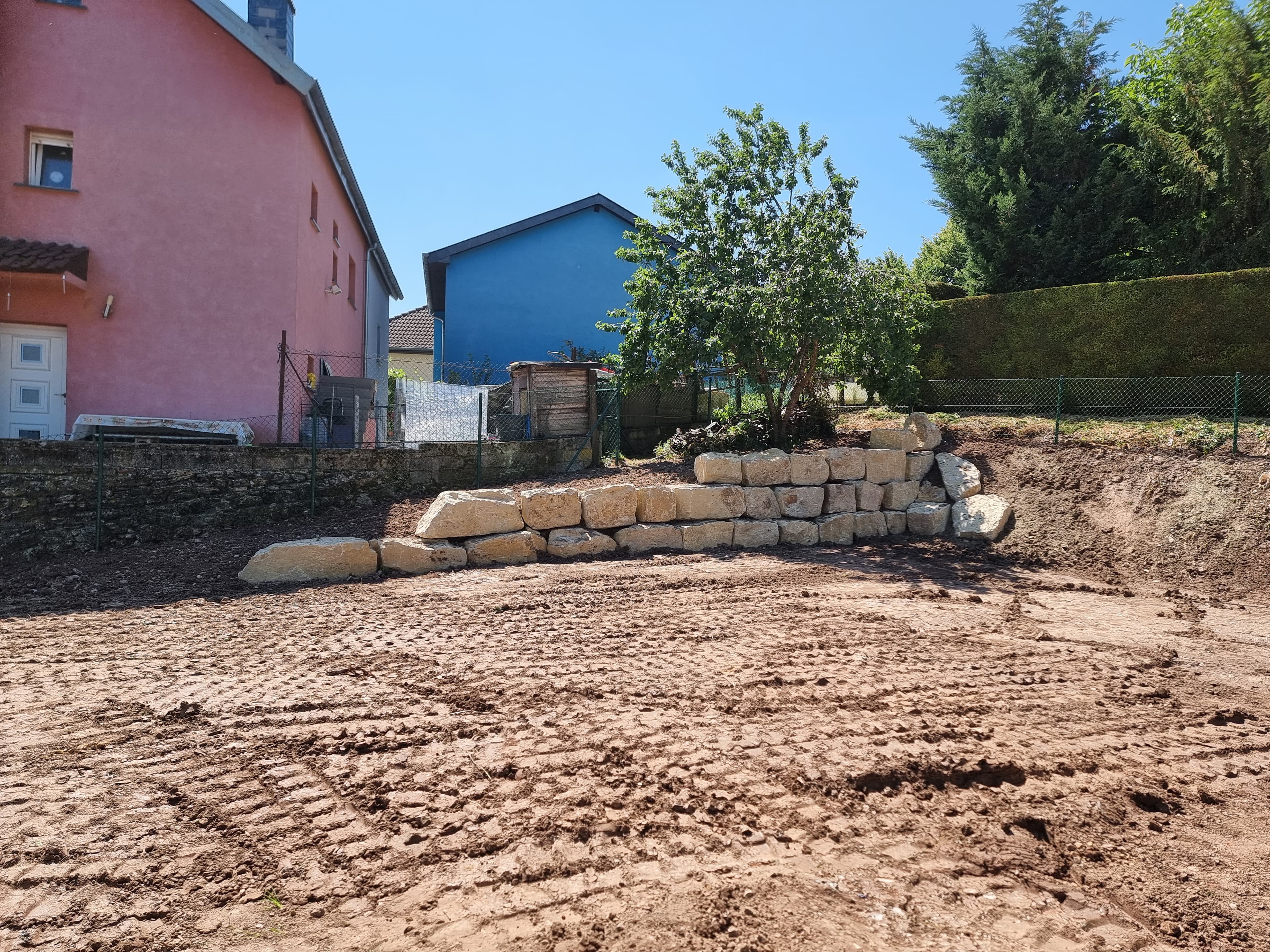 Muret en pierres naturelles et terrassement lors d'un aménagement de jardin, Green Space