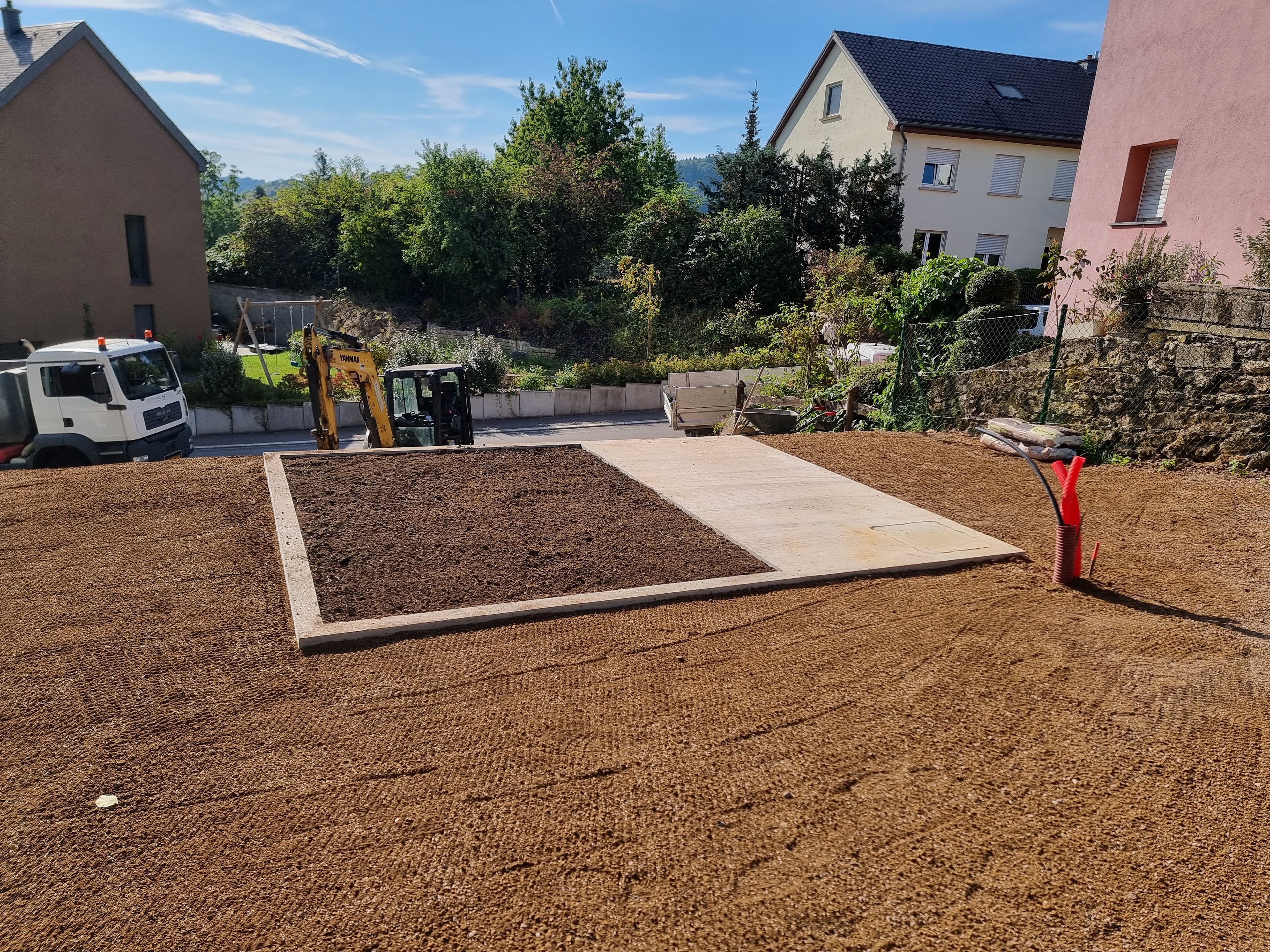 Préparation de terrain et dalle béton avant engazonnement, chantier Green Space