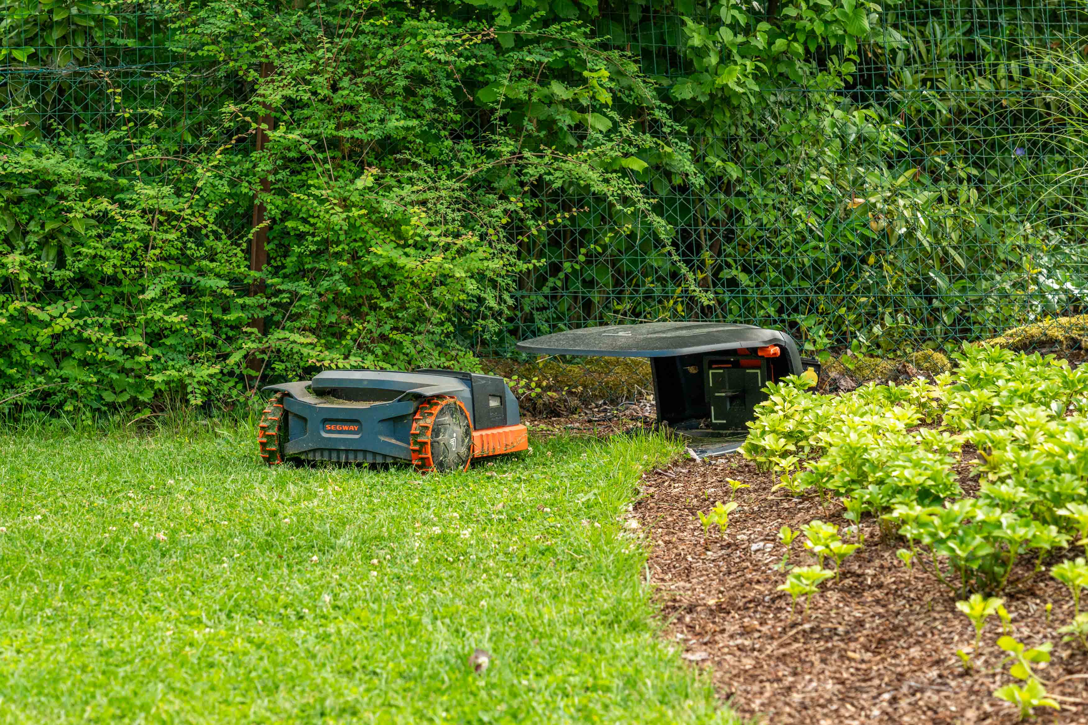 Robot tondeuse sur une pelouse entretenue par Green Space au Luxembourg