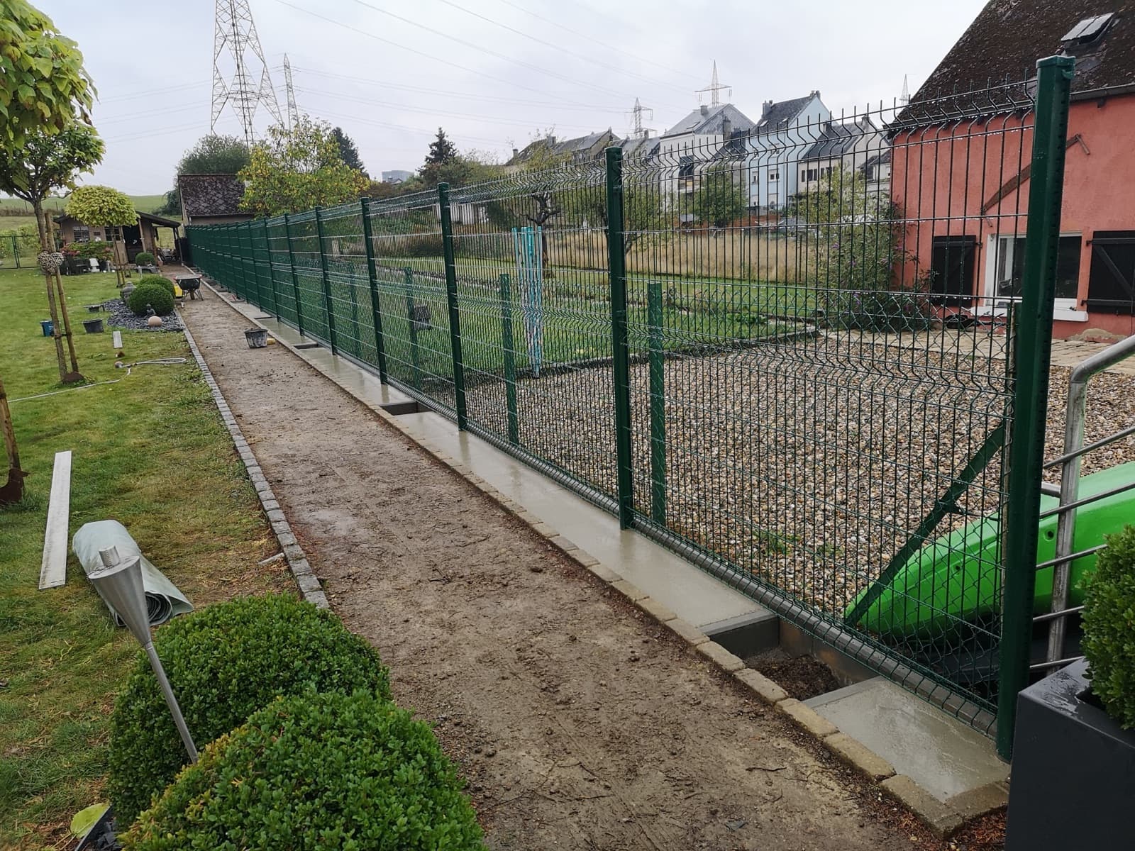 Clôture rigide à mailles soudées posée sur un muret en béton par Green Space