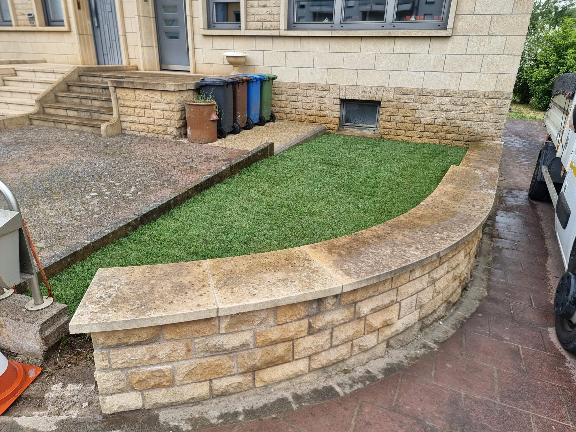Muret courbe en pierre reconstituée et pelouse soignée après réalisation Green Space